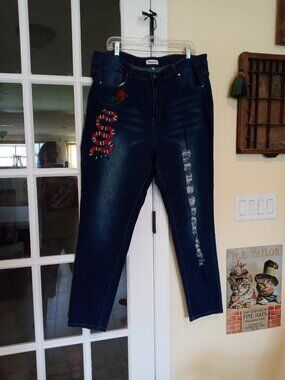 Between Us Distressed Plus Jeans Embroidered Snake Rose Like New